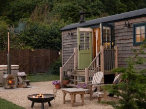 Romantic Collie Shepherd Hut with Private Hot Tub in Henley, Langport, Somerset Levels England